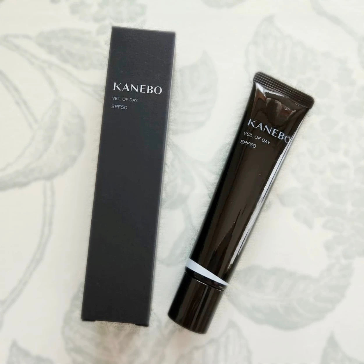包順豐 嘉娜寶 kanebo KANEBO VEIL OF DAY SPF50 黑色12小時持續補水日間防禦精華防曬40g潤色提亮